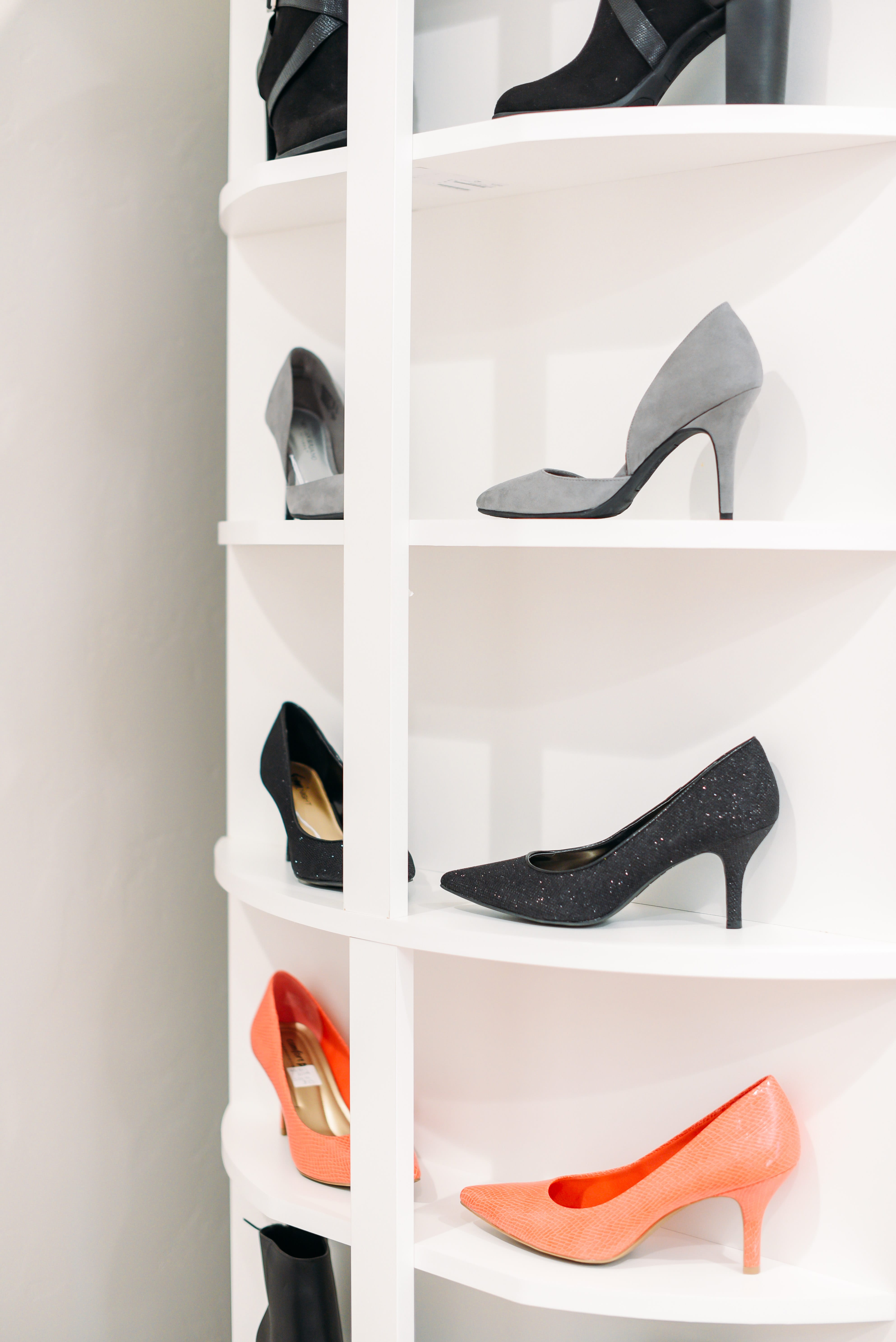 Wholesale closet systems bespoke rotating shoe tower in showroom