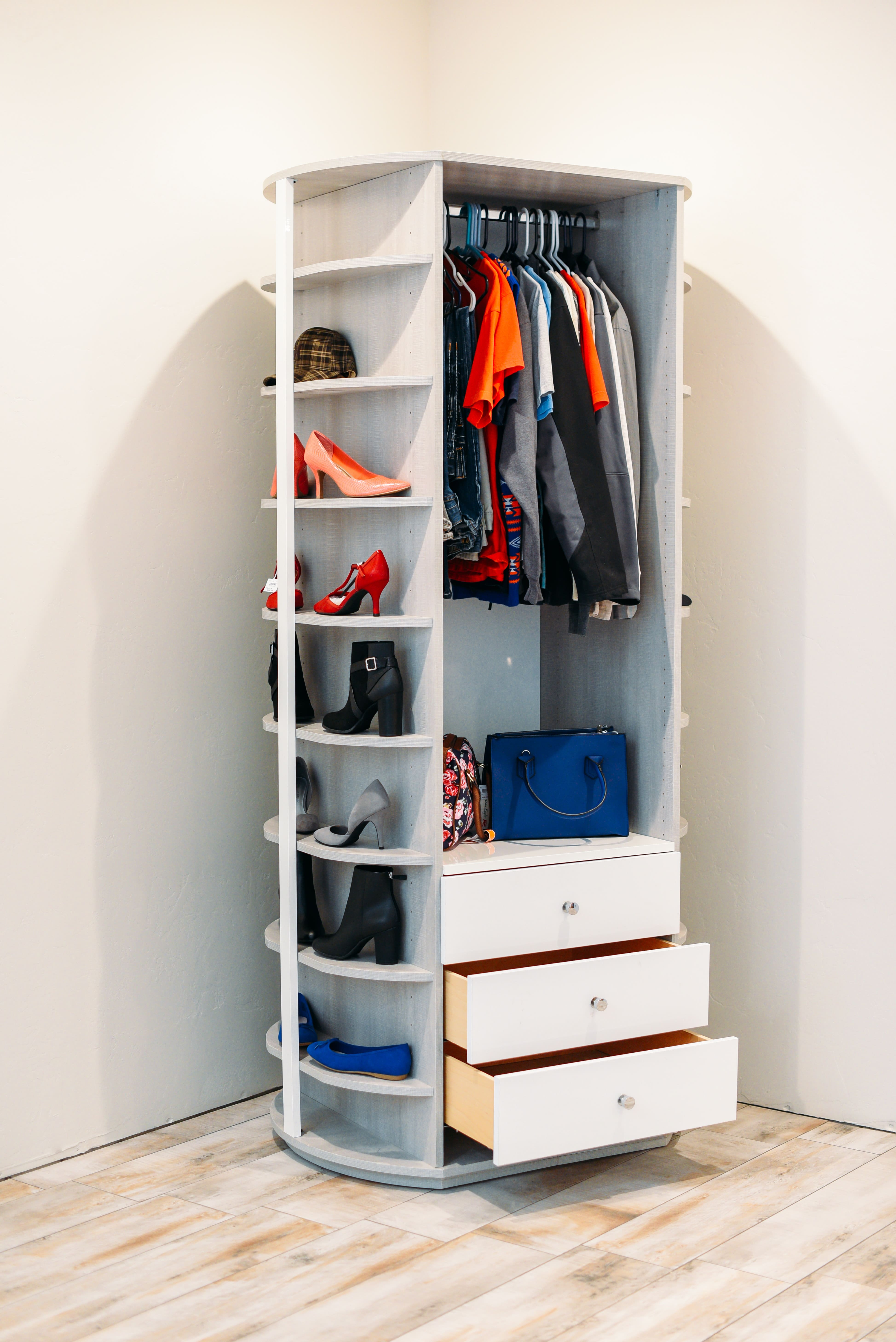Professional closet installer supplies – revolving system ready for use